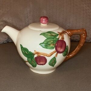 Vintage 🍎 Franciscan "Apple" pattern teapot. 
Approximately 6”x5”